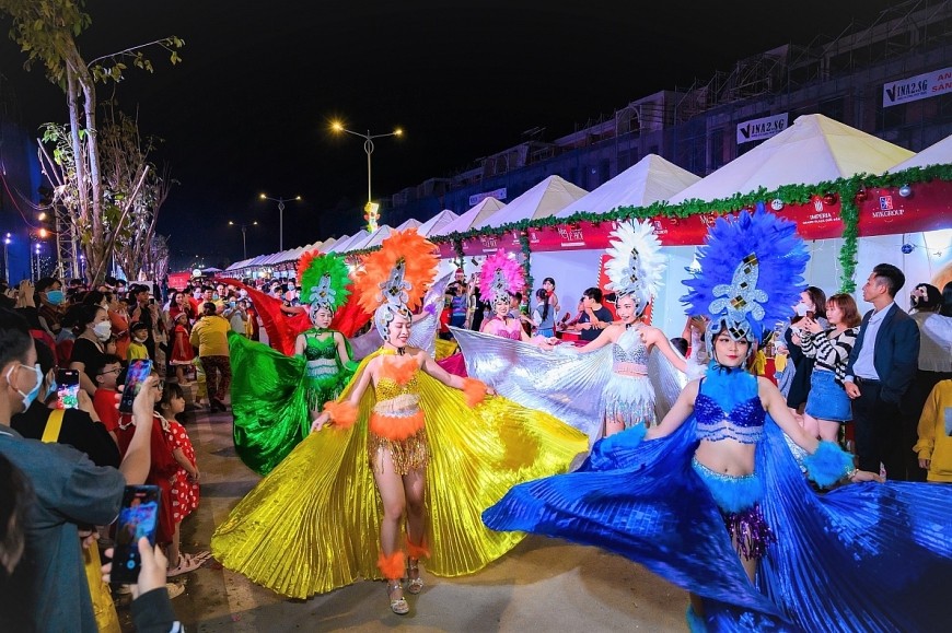 Đoàn biểu diễn carnival trình diễn dọc tuyến phố 3/2 trong tiếng vỗ tay của người dân tại Lễ hội đón Giáng sinh năm 2022.