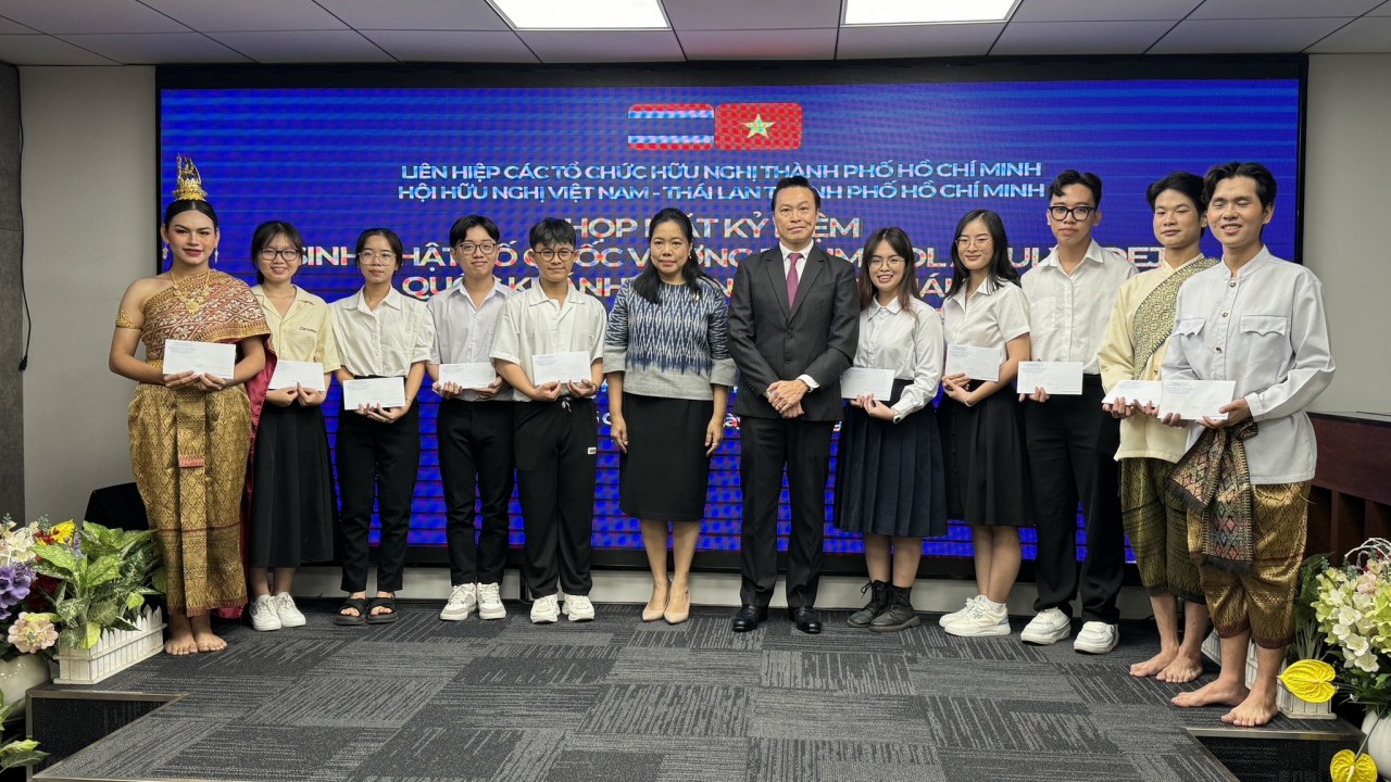 Hội hữu nghị Việt Nam - Thái Lan TP.HCM và Tổng Lãnh sự Vương quốc Thái Lan tại TP.HCM cũng đã tiến hành trao học bổng cho các sinh viên hiếu học, vượt khó của trường Đại học Khoa học Xã hội và Nhân Văn TPHCM