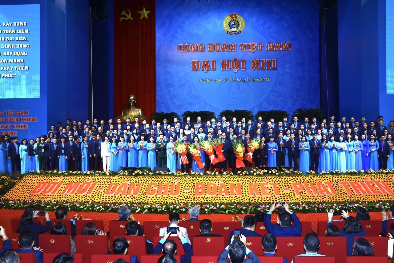 Ban Chấp hành Tổng LĐLĐ Việt Nam khoá XIII ra mắt Đại hội.