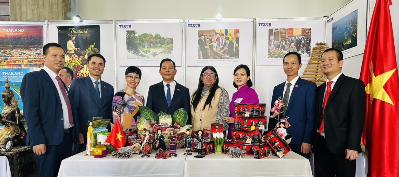 Thứ trưởng Ngoại giao phụ trách khu vực châu Á Tatiana Pugh Moreno, Thứ trưởng Bộ Văn hóa Mary Pemjean và Đại sứ một số nước thăm gian hàng Việt Nam.