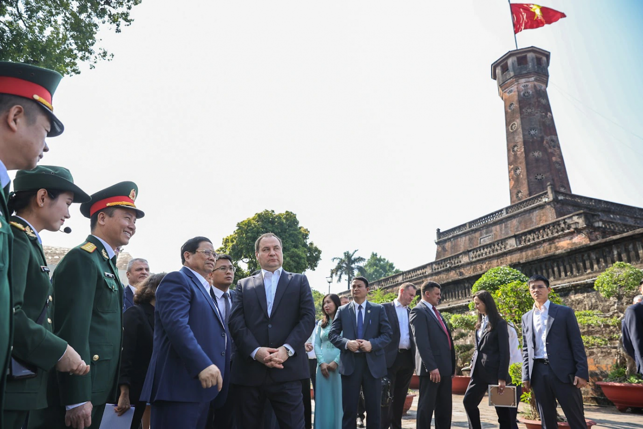Thủ tướng Phạm Minh Chính đã giới thiệu với Thủ tướng Belarus về lịch sử, ý nghĩa của Cột cờ Hà Nội, đồng thời giới thiệu với Thủ tướng Belarus về những công trình văn hóa-lịch sử trong khu vực, truyền thống dựng nước và giữ nước của dân tộc Việt Nam.