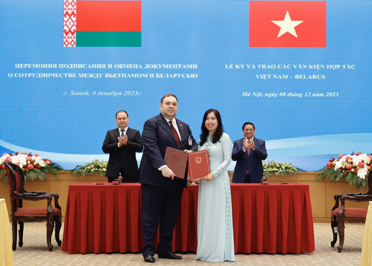 Lãnh đạo Bộ Ngoại giao Việt Nam và Bộ Ngoại giao Belarus ký Hiệp định giữa Chính phủ Cộng hòa xã hội chủ nghĩa Việt Nam và Chính phủ Cộng hòa Belarus về miễn thị thực cho người mang hộ chiếu phổ thông. (Ảnh: VGP)