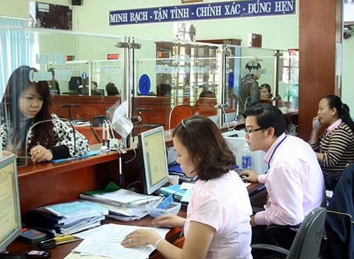 Người dân làm thủ tục hành chính trong lĩnh vực BHXH. Người dân làm thủ tục hành chính trong lĩnh vực BHXH.