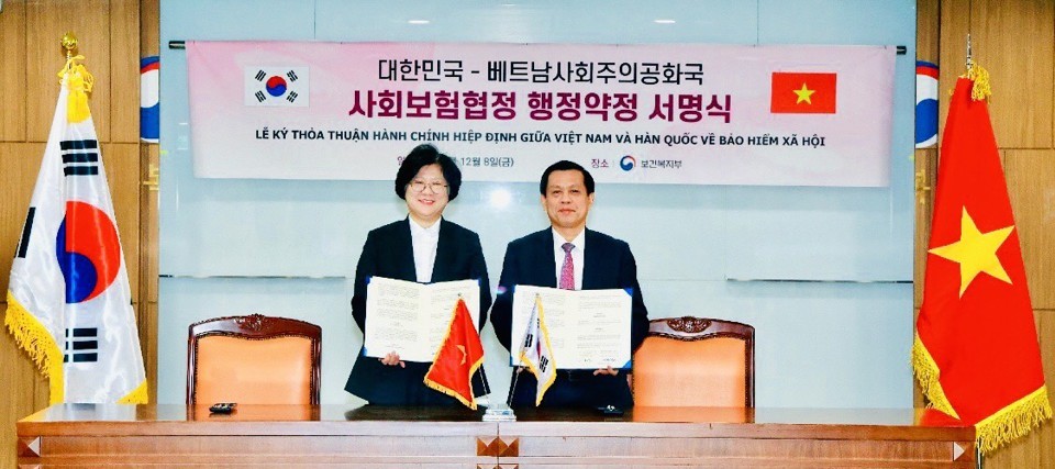 Thứ trưởng Nguyễn Bá Hoan và Thứ trưởng Bộ Y tế và Phúc lợi Hàn Quốc ký Thỏa thuận Triển khai Hiệp định Liên Chính phủ về Bảo hiểm Xã hội. 