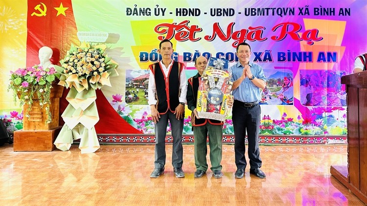 Bí thư Huyện ủy Bình Sơn Võ Văn Đồng trao quà cho hộ có hoàn cảnh khó khăn ở thôn Thọ An