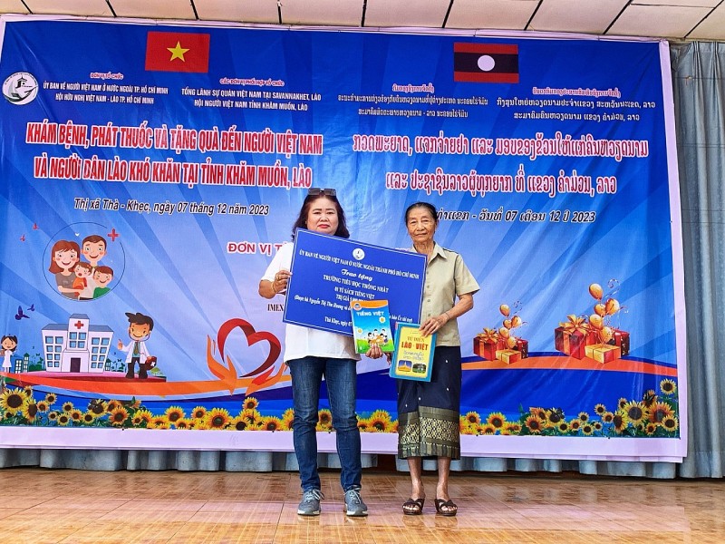 Động viên kiều bào phấn đấu vươn lên, vun đắp mối quan hệ hữu nghị Việt - Lào