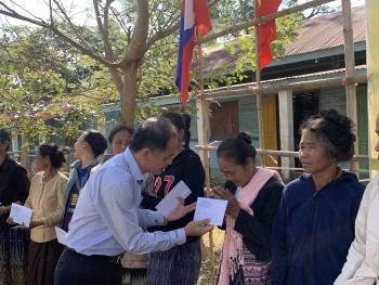 Động viên kiều bào phấn đấu vươn lên, vun đắp mối quan hệ hữu nghị Việt - Lào