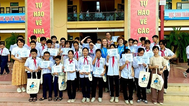 Các 'Đại sứ tiếng Nga trên Thế giới' tại một trường THPT Việt Nam.
