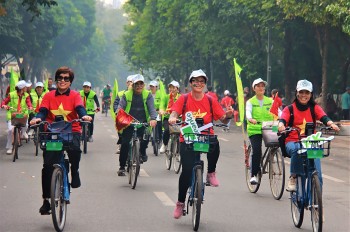 Hơn 100 cán bộ ngoại giao quốc tế tham gia đạp xe hữu nghị vì Hà Nội xanh