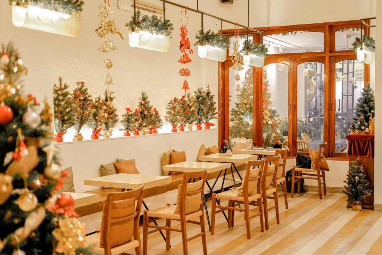 Những cách trang trí Noel tại cửa hàng ấn tượng, đẹp mắt nhất 2023