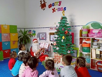 Noel 2023: Những cách trang trí Noel đầy sắc màu tại trường mầm non cho trẻ