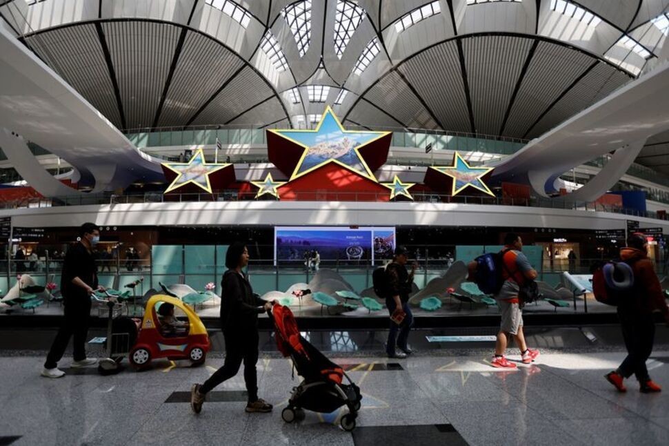 Khách du lịch nước ngoài đến sân bay quốc tế Đại Hưng ở Bắc Kinh tháng 4/2023. Ảnh: Reuters