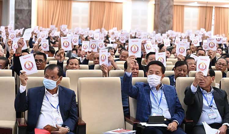 Các thành viên Ban Chấp hành Trung ương Đảng Nhân dân Campuchia bỏ phiếu trong Đại hội bất thường. (Ảnh: Khmer Times)