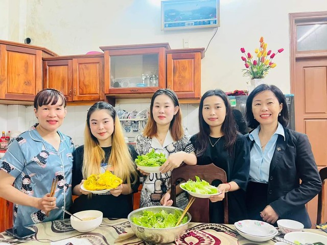Ba con gái người Lào được mẹ Trần Thị Lan Thành hướng dẫn làm món ăn Việt - Ảnh: VGP/Minh Trang