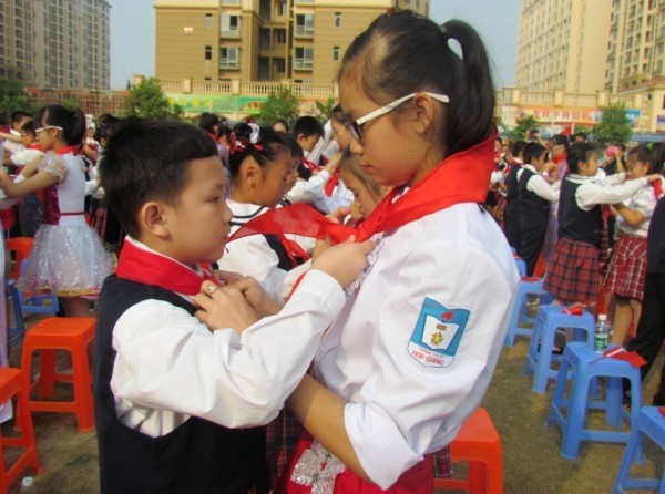 Đội viên Việt Nam, Trung Quốc đeo khăn quàng đỏ cho nhau trong chương trình Giao lưu hữu nghị Thanh thiếu niên biên giới Việt - Trung.