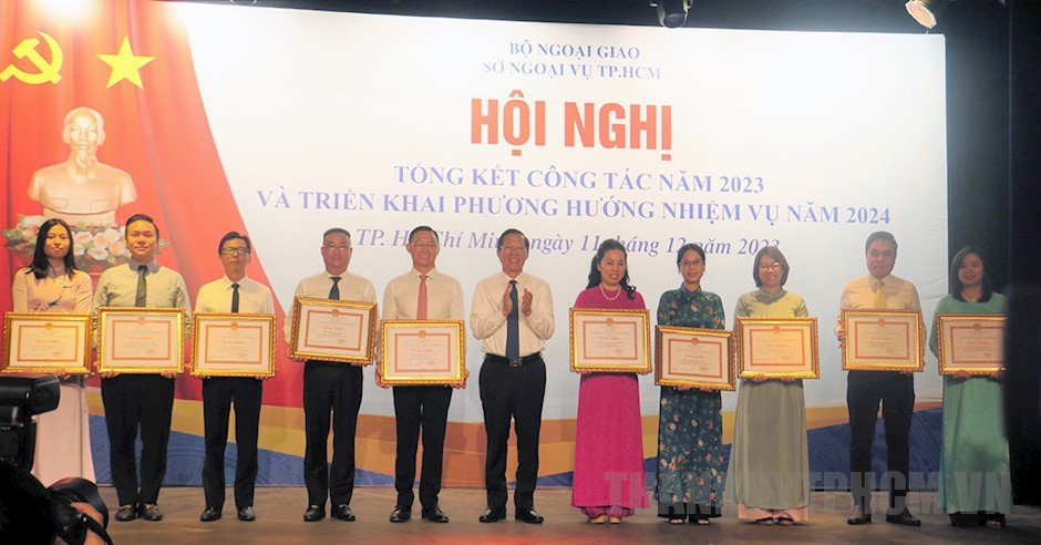 Chủ tịch UBND TPHCM Phan Văn Mãi trao bằng khen UBND TP cho các tập thể và cá nhân