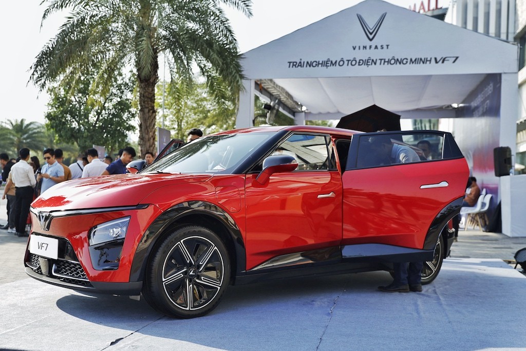 Ảnh 1: Sự kiện trải nghiệm ô tô điện thông minh VF 7 tại Vincom Mega Mall Smart City, Hà Nội thu hút đông đảo khách hàng tham gia.