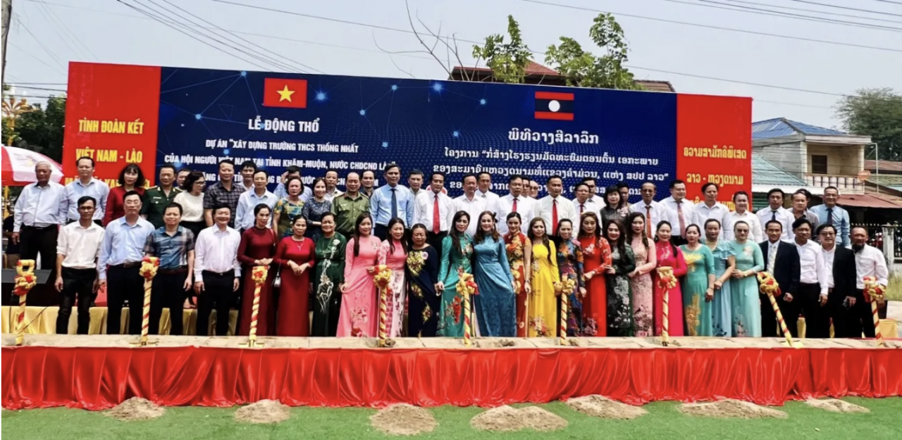 Lễ động thổ dự án xây dựng Trường Trung học cơ sở Thống Nhất tỉnh Khammuane, Lào trị giá 25 tỷ đồng do tỉnh Quảng Bình tài trợ. (Ảnh: Conganquangbinh.gov.vn)