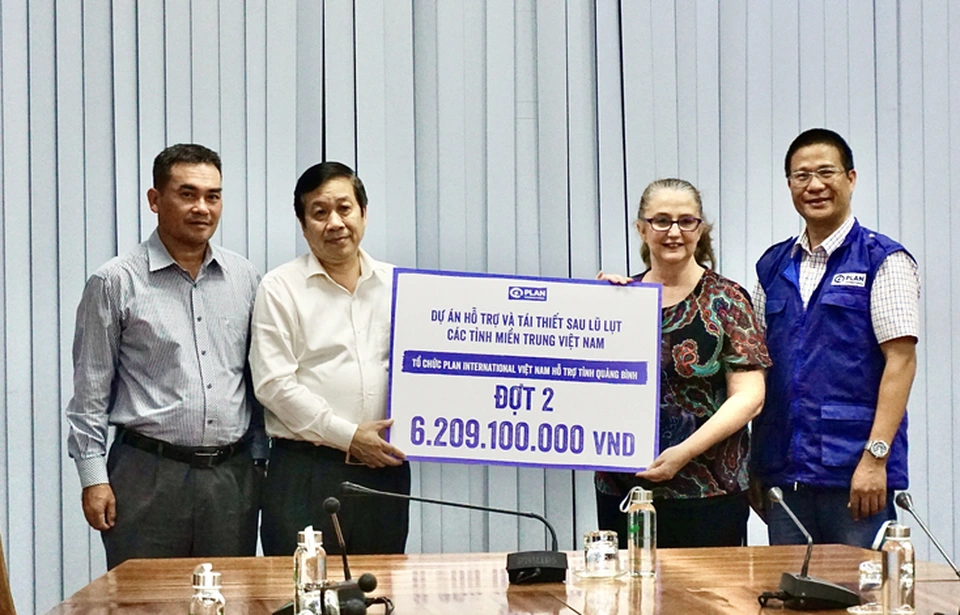 Tổ chức Plan International Việt Nam hỗ trợ Quảng Bình hơn 6,2 tỷ đồng để khắc phục hậu quả và tái thiết sau lũ tháng 11/2020.