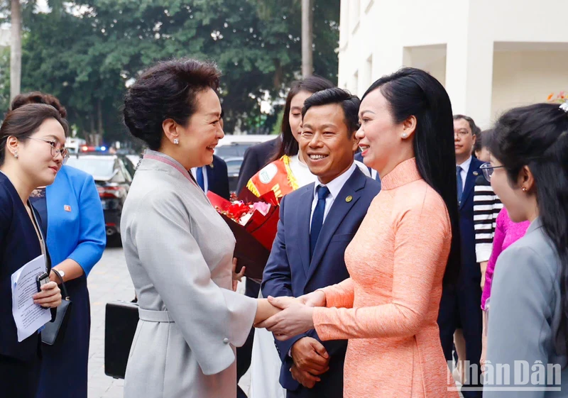 [Ảnh] Phu nhân Chủ tịch nước Võ Văn Thưởng và Phu nhân Tổng Bí thư, Chủ tịch Trung Quốc Tập Cận Bình gặp gỡ sinh viên Đại học Quốc gia Hà Nội