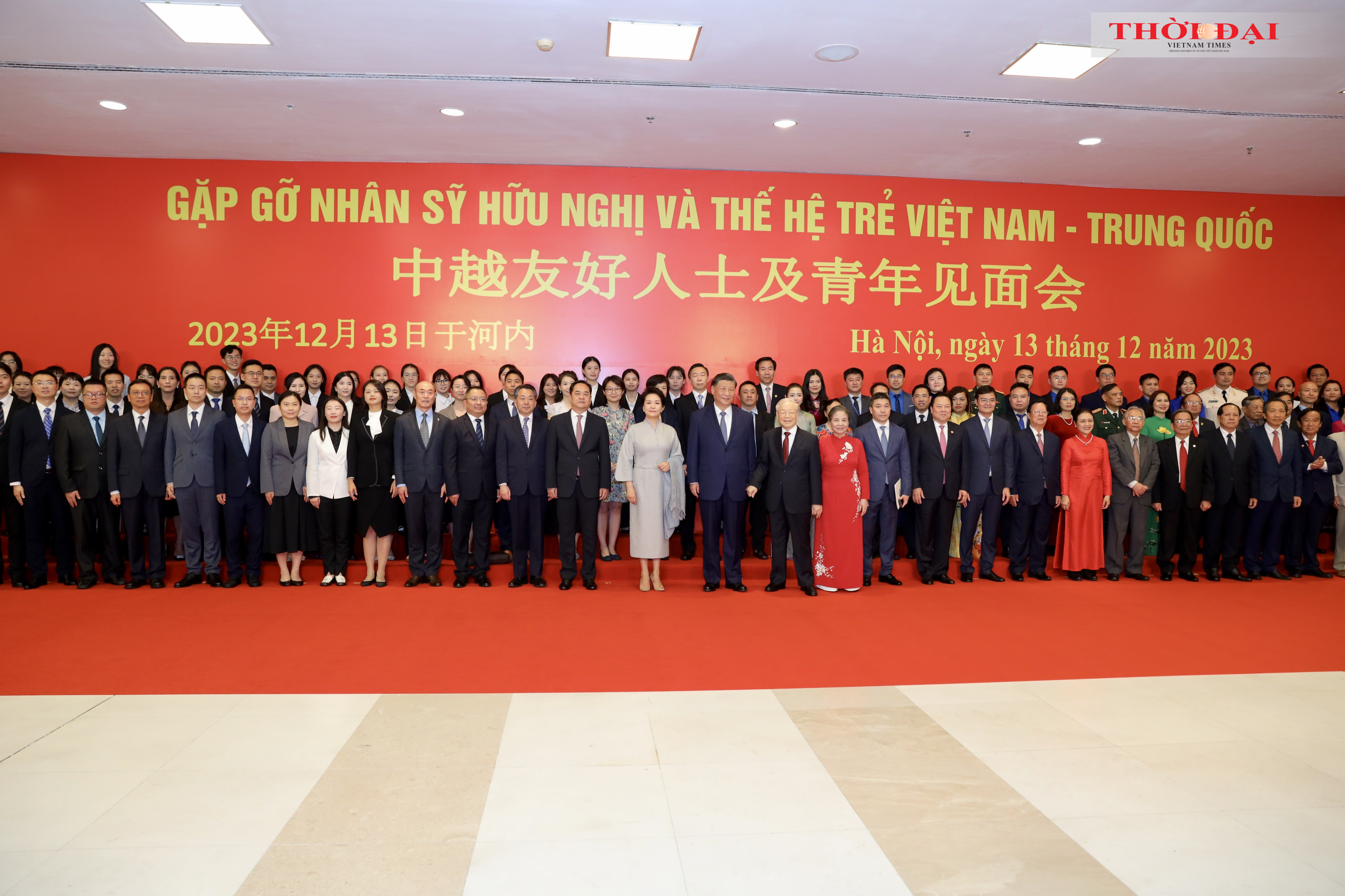 Tổng Bí thư Nguyễn Phú Trọng và Phu nhân cùng Tổng Bí thư, Chủ tịch nước Trung Quốc Tập Cận Bình và Phu nhân chụp ảnh chung với các nhân sỹ, đại diện thế hệ trẻ hai nước Việt Nam - Trung Quốc.