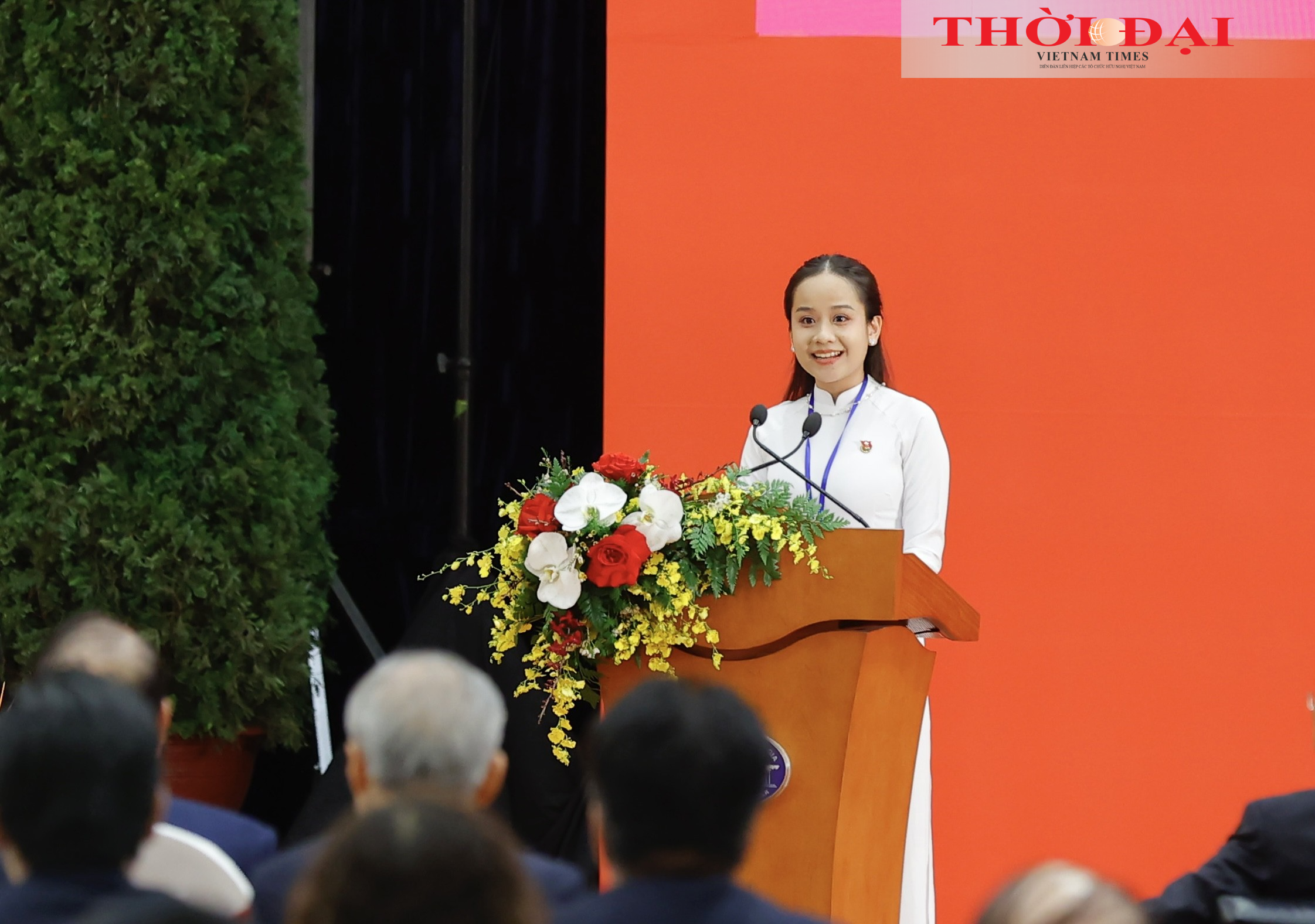 Em Lê Nguyệt Quỳnh, học sinh trường THPT Chuyên ngữ thuộc Đại học Ngoại ngữ (Đại học Quốc gia Hà Nội) phát biểu tại buổi gặp gỡ nhân sỹ hữu nghị và thế hệ trẻ Việt Nam - Trung Quốc. Em Lê Nguyệt Quỳnh, học sinh trường THPT Chuyên ngữ thuộc Đại học Ngoại ngữ (Đại học Quốc gia Hà Nội) phát biểu tại buổi gặp gỡ nhân sỹ hữu nghị và thế hệ trẻ Việt Nam - Trung Quốc.