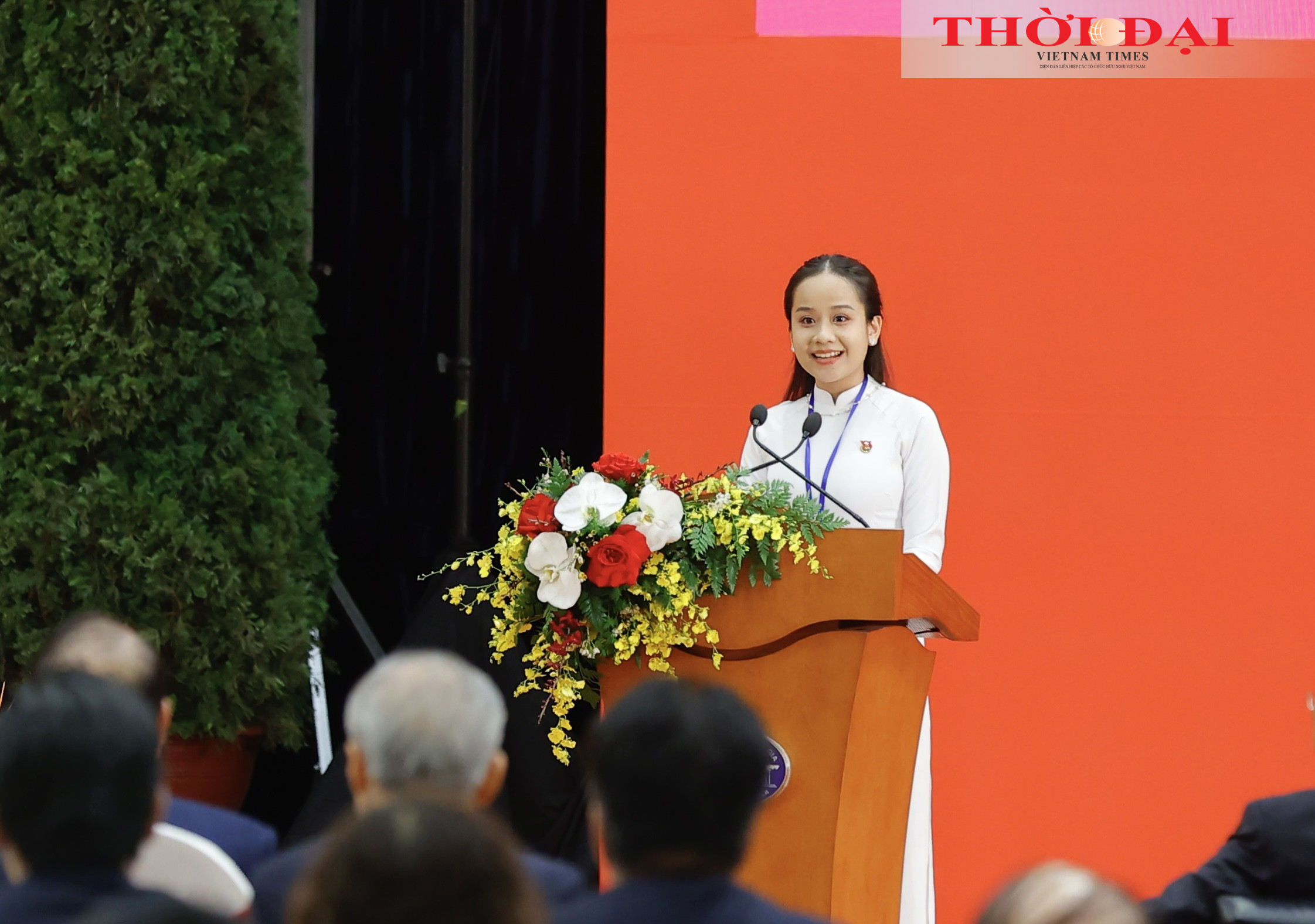 Em Lê Nguyệt Quỳnh, học sinh trường THPT Chuyên ngữ thuộc Đại học Ngoại ngữ (Đại học Quốc gia Hà Nội) phát biểu tại buổi gặp gỡ nhân sỹ hữu nghị và thế hệ trẻ Việt Nam - Trung Quốc.