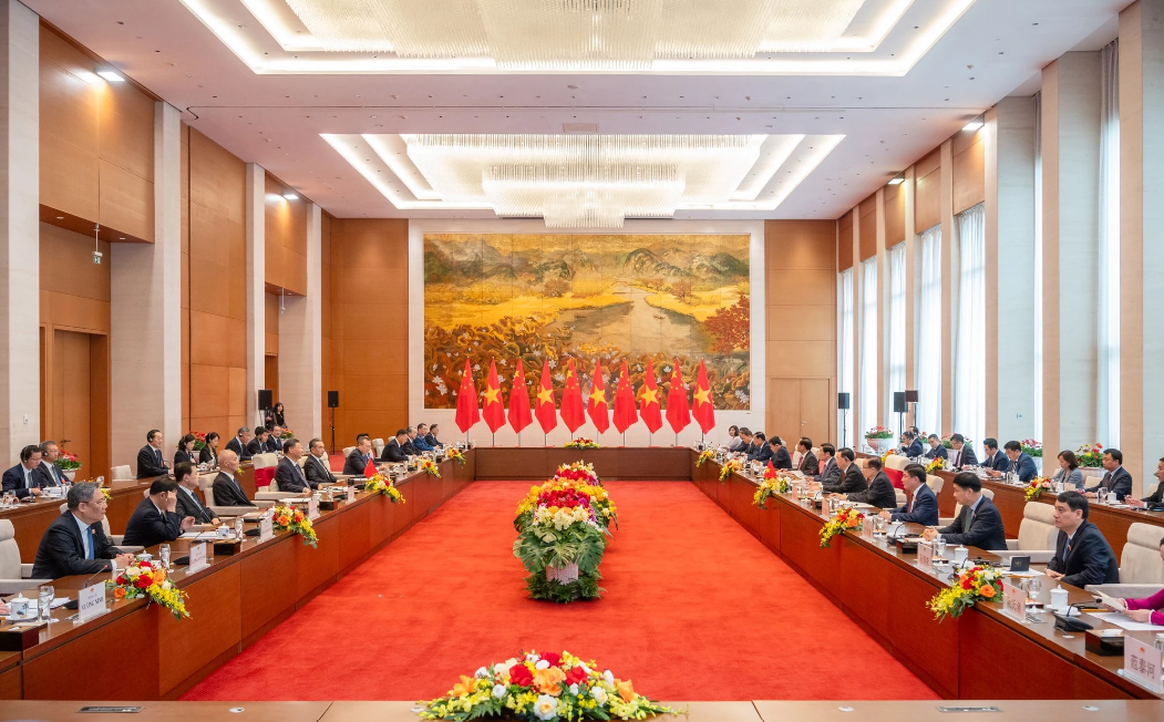 Chủ tịch Quốc hội Vương Đình Huệ đề xuất Quốc hội Việt Nam và Nhân đại Trung Quốc duy trì và tăng cường hơn nữa giao lưu, tiếp xúc cấp cao và các cấp. (Ảnh: Gia Hân)