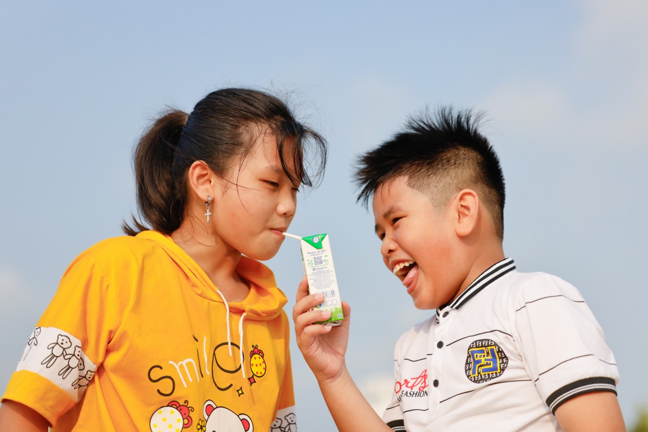 Niềm vui uống sữa của các em nhỏ là động lực lớn lao để Vinamilk bền bỉ duy trì chương trình Quỹ sữa Vươn cao Việt Nam trong suốt 16 năm qua.