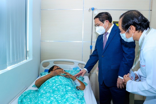 Thủ tướng Phạm Minh Chính trong chuyến thăm Bệnh viện Chợ Rẫy Phnom Penh tháng 11/2023. (Ảnh: Hà Văn)