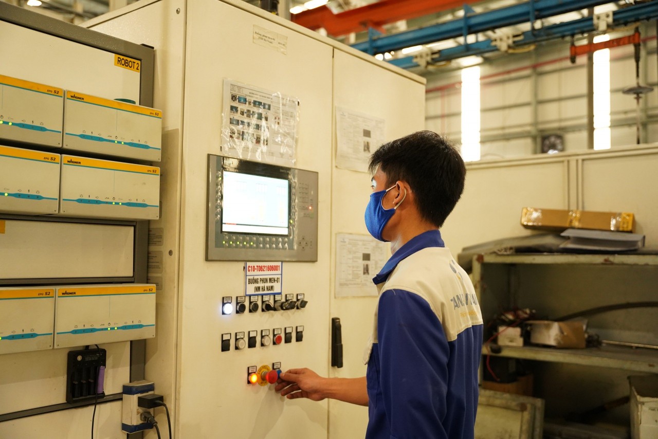 Hệ thống điều khiển tự động giúp đảm bảo sản lượng lớn và đồng bộ về chất lượng sản phẩm bình nước nóng tại Nhà máy thông minh 4.0 Tân Á Đại Thành Hà Nam.