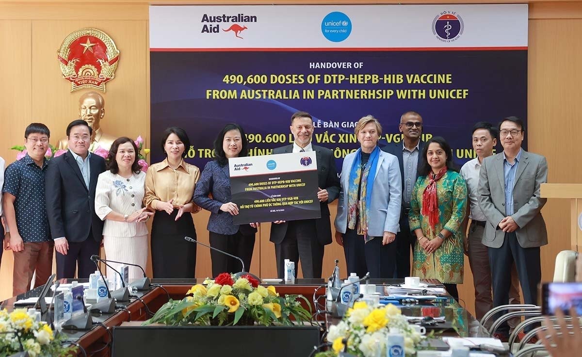 Australia hỗ trợ Việt Nam 490.600 liều vaccine “5 trong 1”