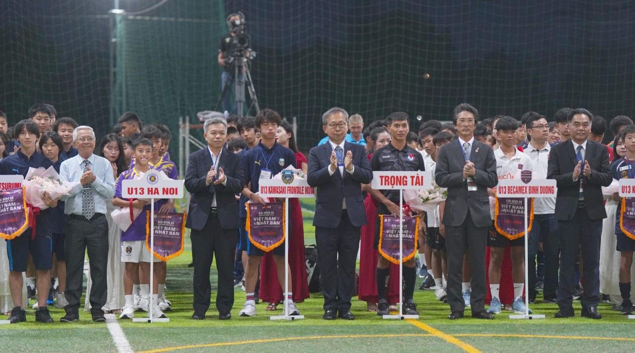 Các vị lãnh đạo trao hoa và cờ lưu niệm cho 12 đội bóng tham dự mùa giải 2023.