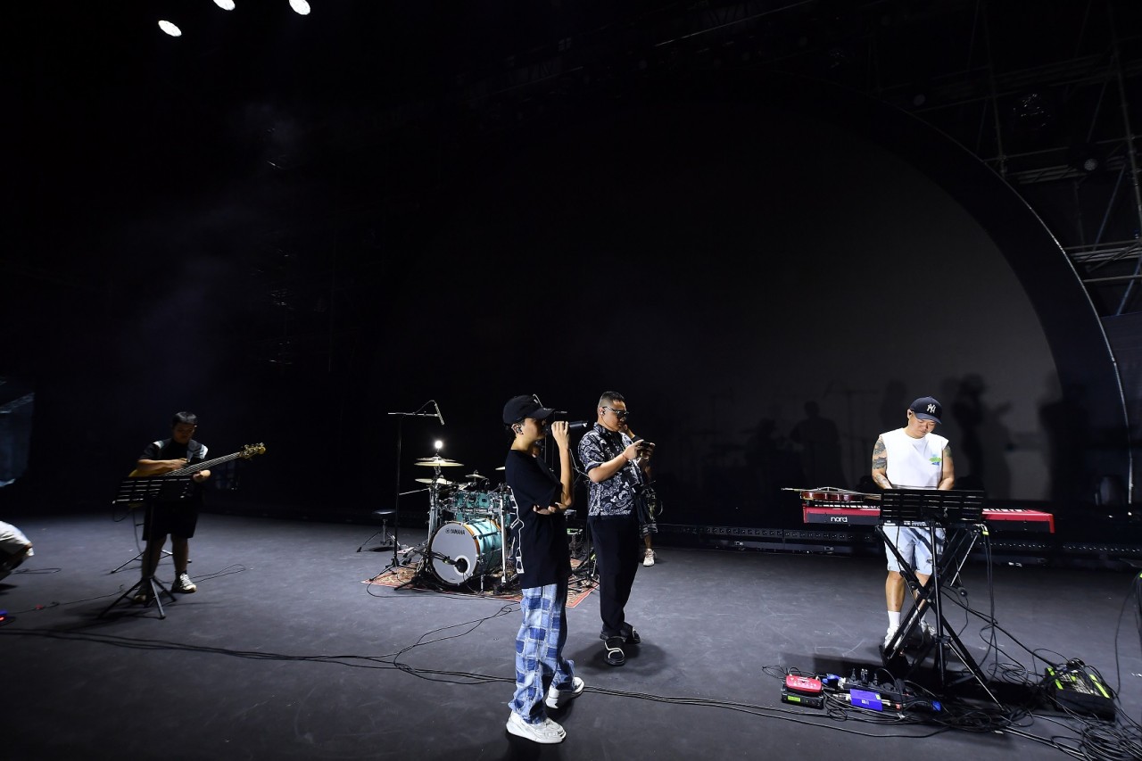Ban nhạc Maroon 5 chính thức có mặt tại Việt Nam, sẵn sàng cho siêu nhạc hội 8Wonder Winter Summer tại Phú Quốc