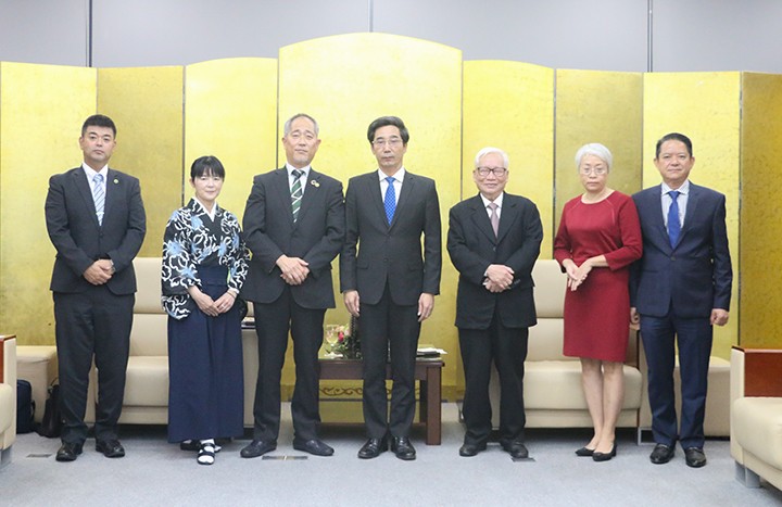 Chủ tịch Tổ chức phúc lợi xã hội Zeno Shounen Bokujo (Nhật Bản) Hoshimaru Ghugo (bên trái)