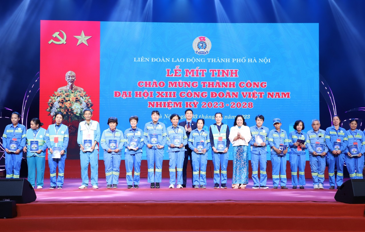 Lãnh đạo Tổng LĐLĐ Việt Nam tặng quà tri ân 20 đoàn viên, công nhân, viên chức, lao động có nhiều đóng góp trong công tác tổ chức Đại hội XIII Công đoàn Việt Nam.