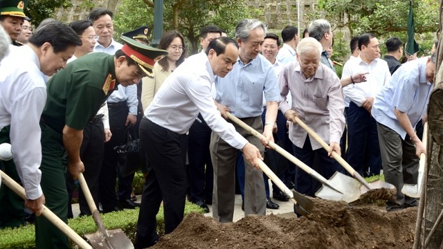 Tổng Bí thư Nguyễn Phú Trọng cùng Đại sứ đặc mệnh toàn quyền nước Cộng hòa Nhân dân Trung Hoa Hùng Ba cùng trồng cây lưu niệm tại Cửa khẩu quốc tế Hữu nghị - Ảnh: VOV