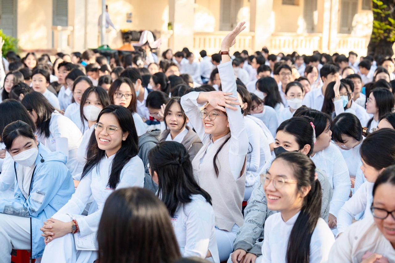 Hàng nghìn học sinh tại Trường THPT Chuyên Lê Hồng Phong, Thành phố Hồ Chí Minh hào hứng với buổi chia sẻ về Tiếng nói Xanh