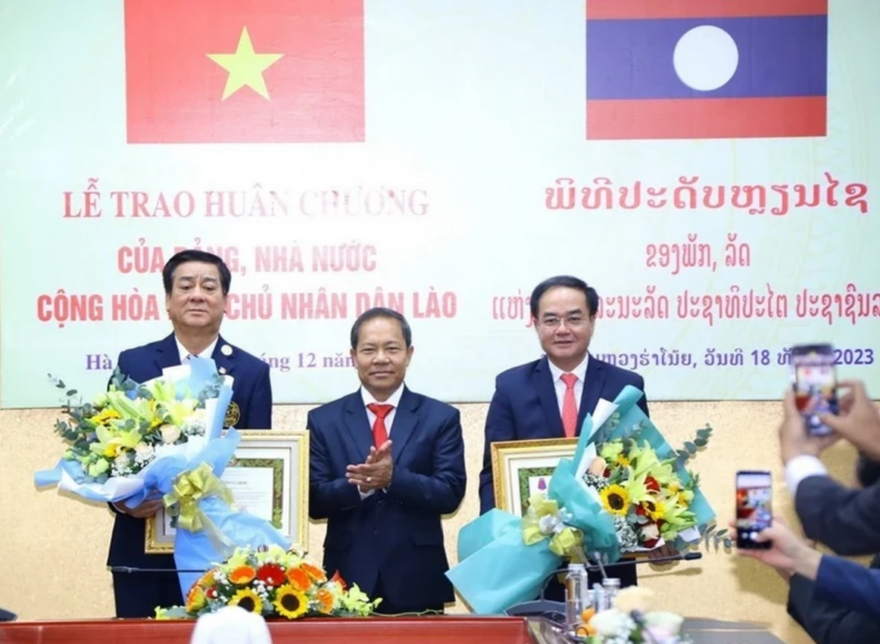 Trao Huân chương của Đảng và Nhà nước Lào tặng cán bộ Ủy ban Dân tộc và Ban Tôn giáo Chính phủ