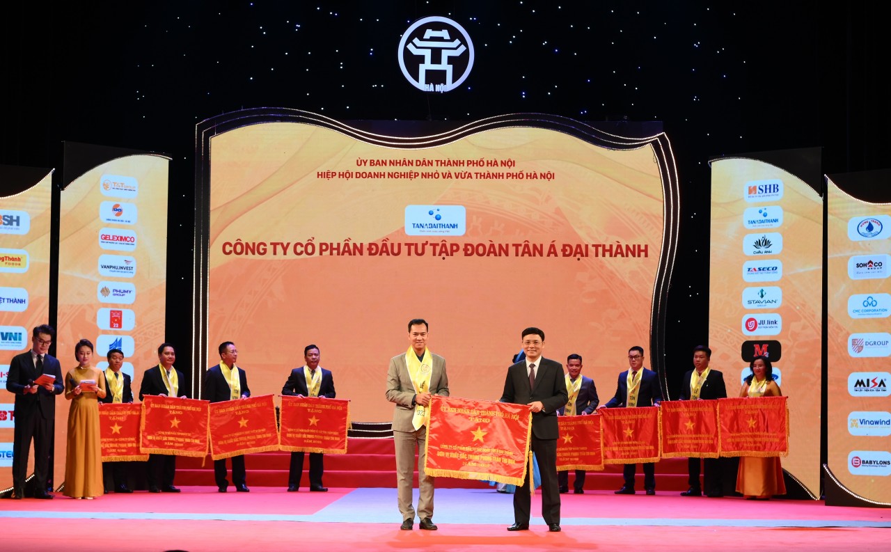 Ông Phạm Minh Đức - Phó Tổng giám đốc đại diện Tập đoàn Tân Á Đại Thành đón nhận Cờ Thi đua của UBND TP.Hà Nội.