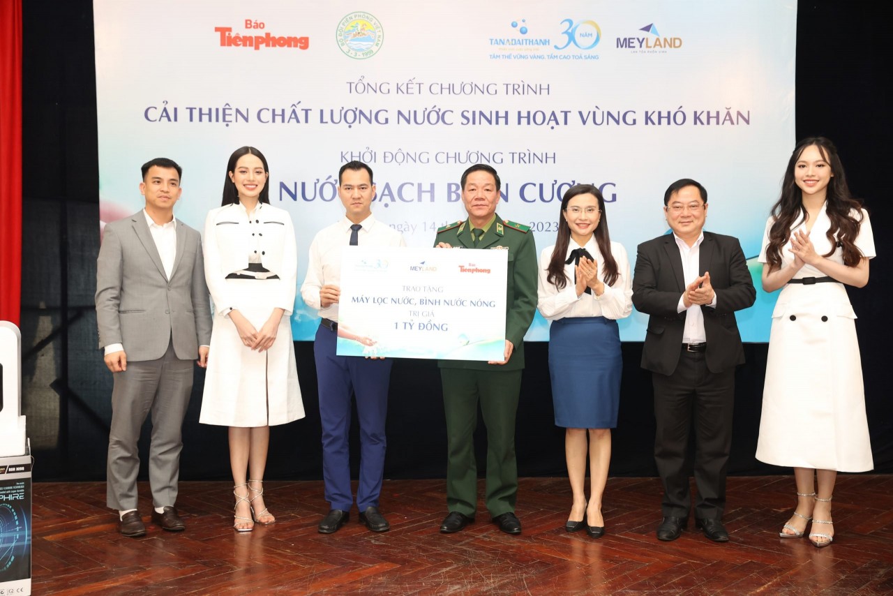 Tân Á Đại Thành vinh dự đón nhận Cờ thi đua của UBND Thành phố Hà Nội