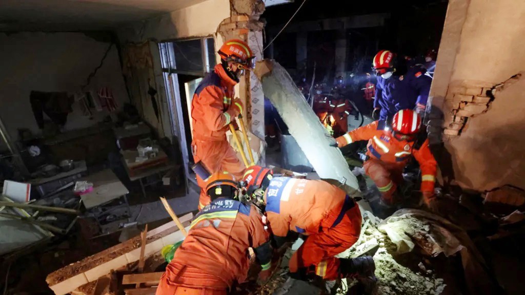Trung Quốc gấp rút triển khai công tác cứu hộ sau động đất 4
