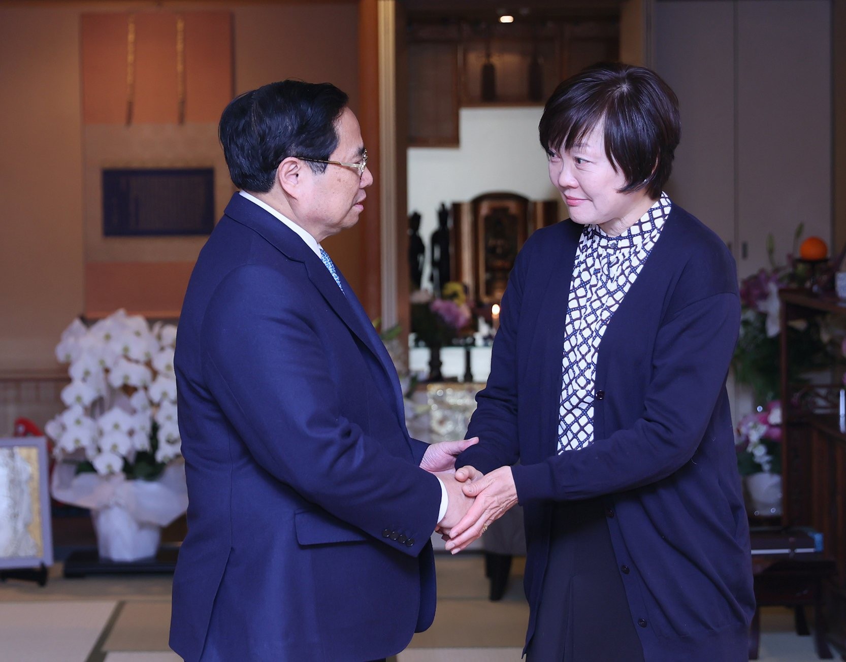 Thủ tướng đã tới thăm nhà cố Thủ tướng Abe Shinzo – người bạn lớn, thân thiết của Chính phủ, nhân dân Việt Nam - Ảnh: VGP/Nhật Bắc