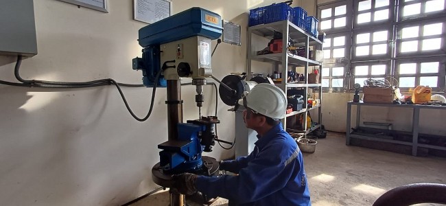 Bình Định: Bộ đội Hải quân giúp ngư dân khắc phục sự cố trên biển