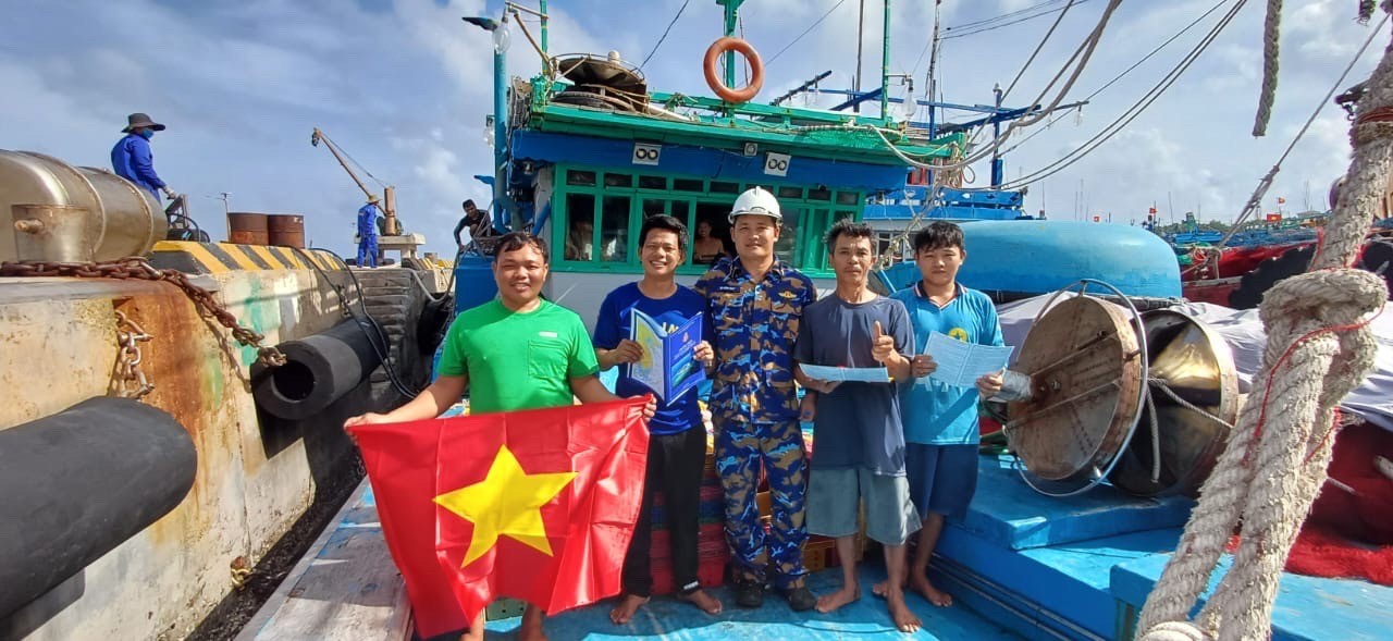Bình Định: Bộ đội Hải quân giúp ngư dân khắc phục sự cố trên biển