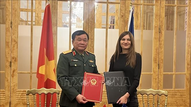 Kết thúc Đối thoại, hai Trưởng đoàn đã ký kết Biên bản Đối thoại Chiến lược và Hợp tác quốc phòng Việt Nam - Pháp lần thứ ba và công bố Sổ tay thuật ngữ quân sự Pháp - Việt. Ảnh: Ngọc Hiệp/Pv TTXVN tại Pháp
