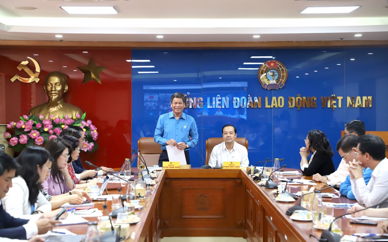 Phó Chủ tịch Tổng LĐLĐ Việt Nam Huỳnh Thanh Xuân phát biểu tại Tọa đàm. Phó Chủ tịch Tổng LĐLĐ Việt Nam Huỳnh Thanh Xuân phát biểu tại Tọa đàm.