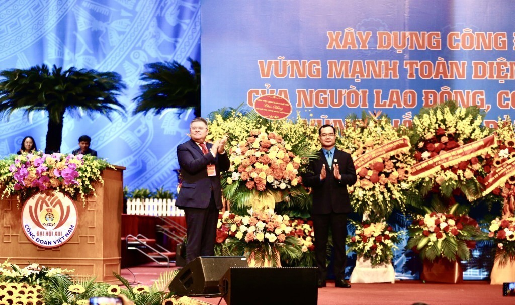 Ông Pambis Kyritsis - Tổng Thư ký Liên hiệp Công đoàn Thế giới (WFTU) tặng hoa chúc mừng Đại hội XIII Công đoàn Việt Nam.