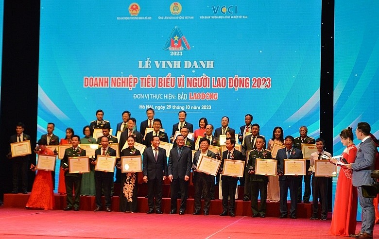 Phó Thủ tướng Chính phủ Lê Minh Khái và Chủ tịch Tổng Liên đoàn Lao động Việt Nam Nguyễn Đình Khang khen thưởng các doanh nghiệp.