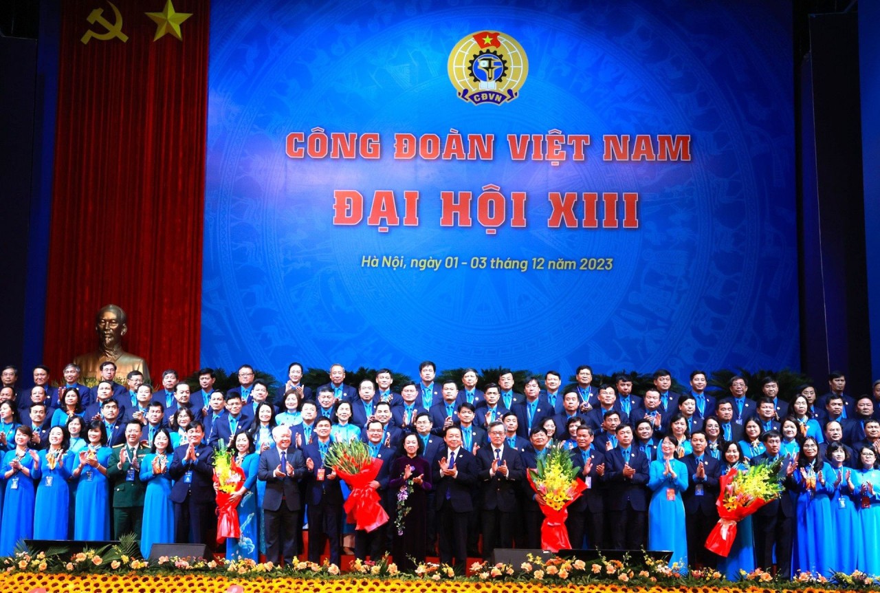Trưởng ban Tổ chức Trung ương Trương Thị Mai cùng các lãnh đạo tặng hoa chúc mừng Ban Chấp hành Tổng LĐLĐ Việt Nam khóa XIII.